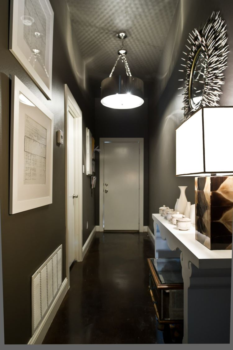 kreativ väggdesign korridor modern-vägg-färg-svart-väggmålningar-vit-konsol bord-bordslampa