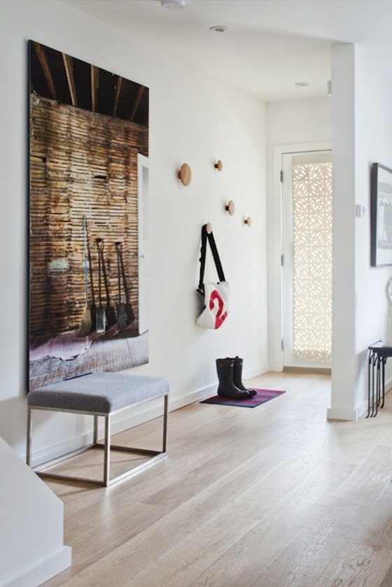 Konst-på-väggen-med-stoppad-bänk-design-korridor