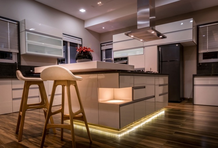 Kreativ väggdesign -kök-vit-indirekt-belysning-trä-modern-design