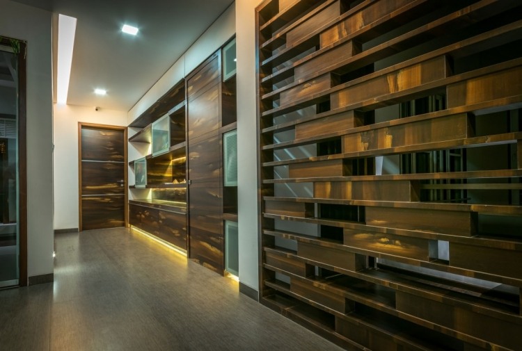 kreativ-vägg-design-hall-trä-spannmål-luckor-luftig-modern-design