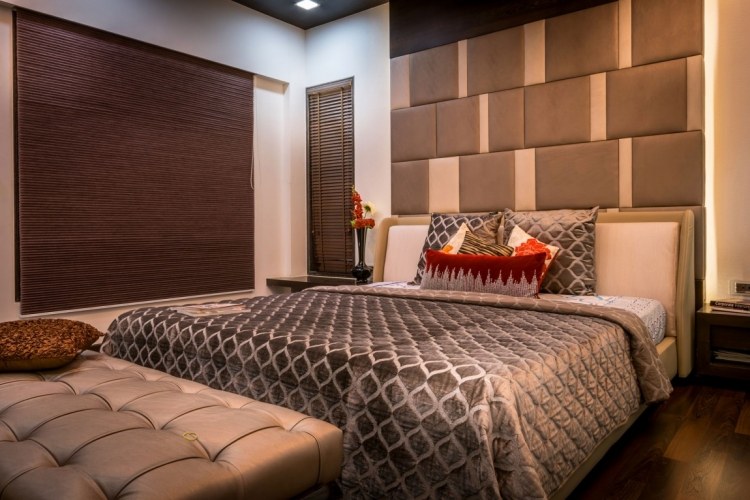 kreativ-vägg-design-sovrum-sänggavel-klädsel-paneler-beige-prydnader-modern-design