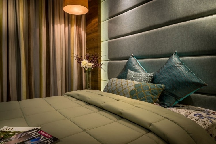 kreativ-vägg-design-sovrum-stoppad-vägg-sänggavel-säng-kuddar-modern-design