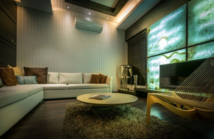 kreativ-vägg-design-vardagsrum-indirekt-belysning-natursten-paneler-modern-design