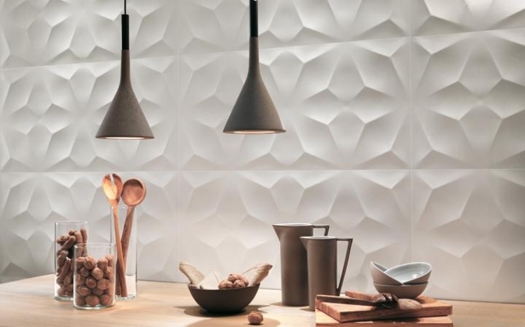 kreativ-vägg-design-3d-keramiska-kakel-struktur-vägg-vit-lampa-trä-bord