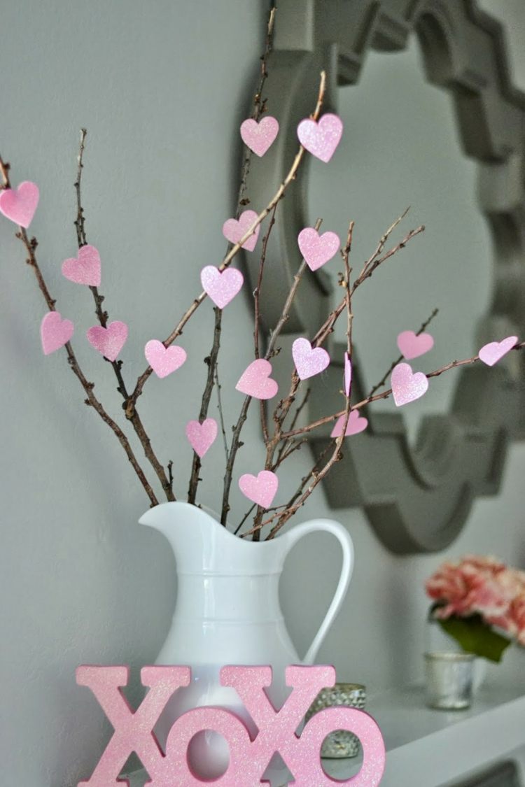 levande idéer kreativa strauss kvistar hjärtan papper blommor kanna spegel mantelpiece