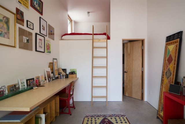 Kreativ-lägenhet-idéer-hemmakontor-sov-alkov-upphöjd-via-stege-tillgänglig