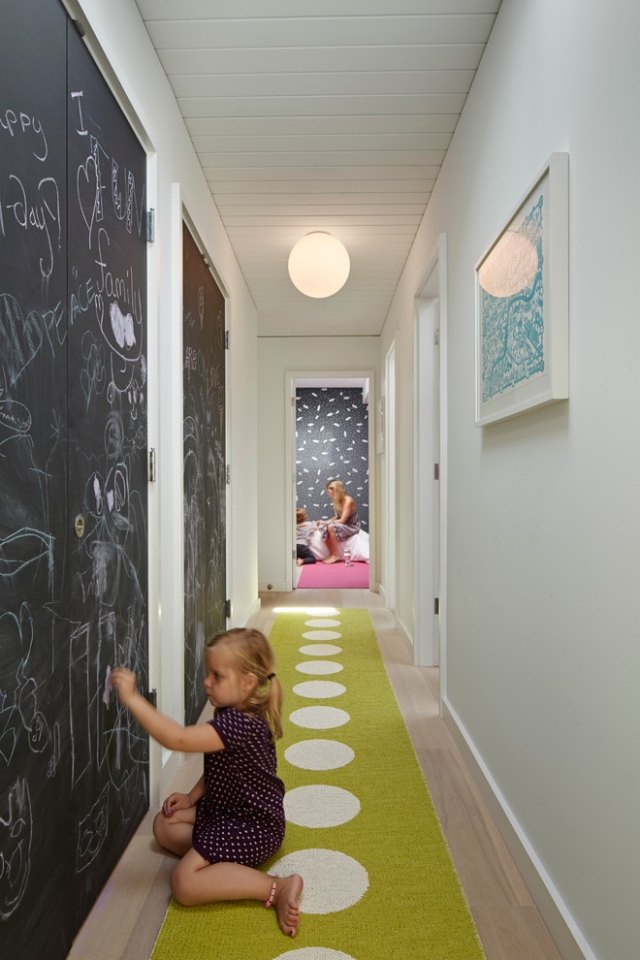 levande-idéer-hall-design-tavla-väggar-lekplats-barn-golv löpare-matta-grön