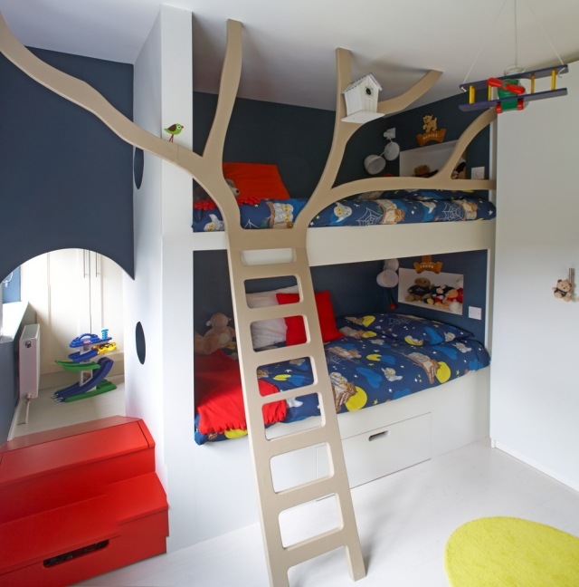 barnrum-kreativ-lägenhet-idéer-våningssäng-stege-trä-träd-grenar