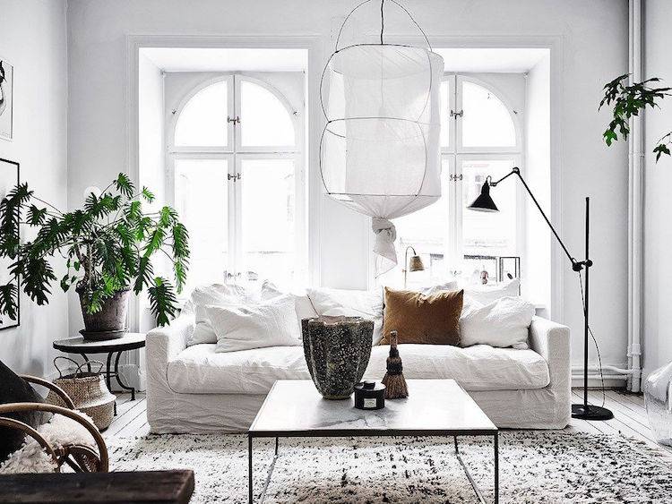 Kreativ vardagsrumsdesign - vit skandinavisk soffa