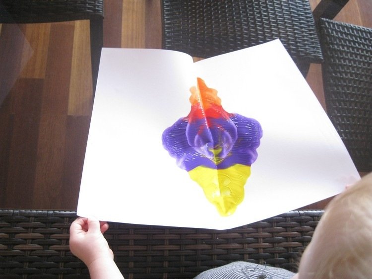 Måla med barn kreativa-idéer-färg-stänk-papper