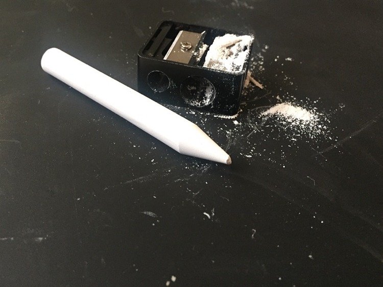 Slipa tavlan krita med en pennvässare
