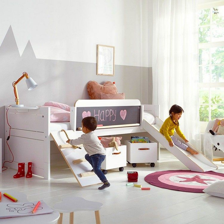 Litet krita tavla i barnrummet på sängskyddet
