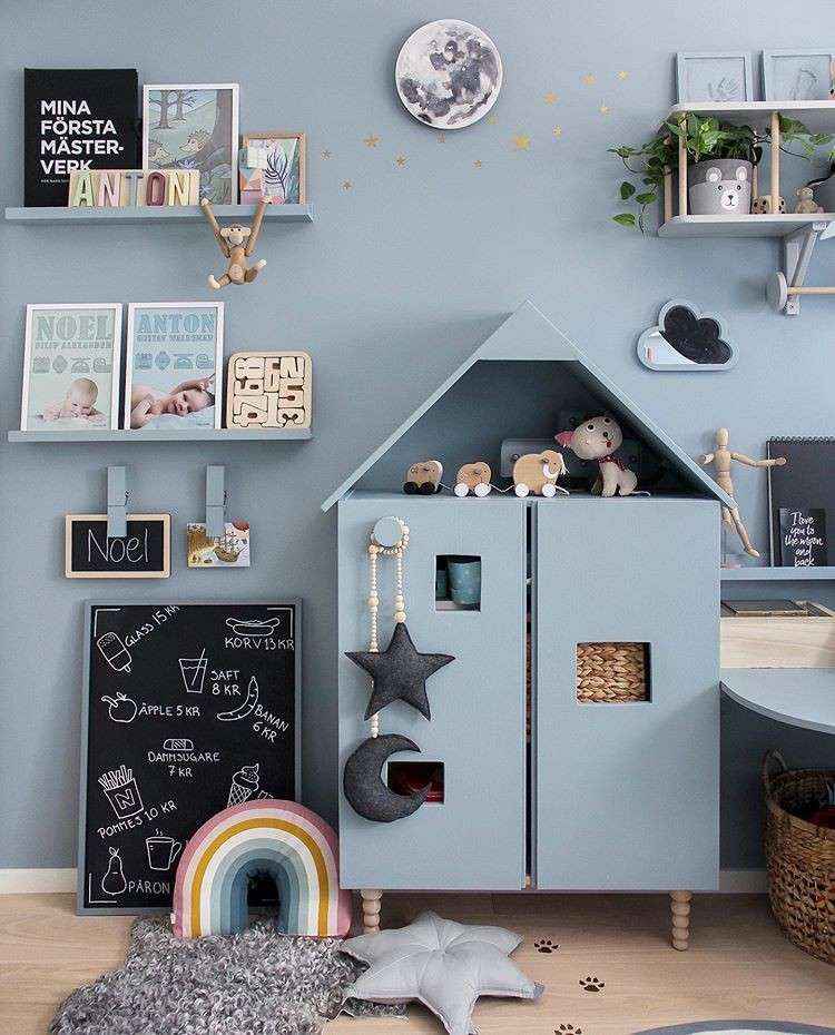 Ställ in ett blått barnrum i skandinavisk stil med krita