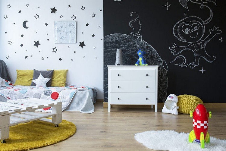 Design barnrum för pojkar med en tavla vägg