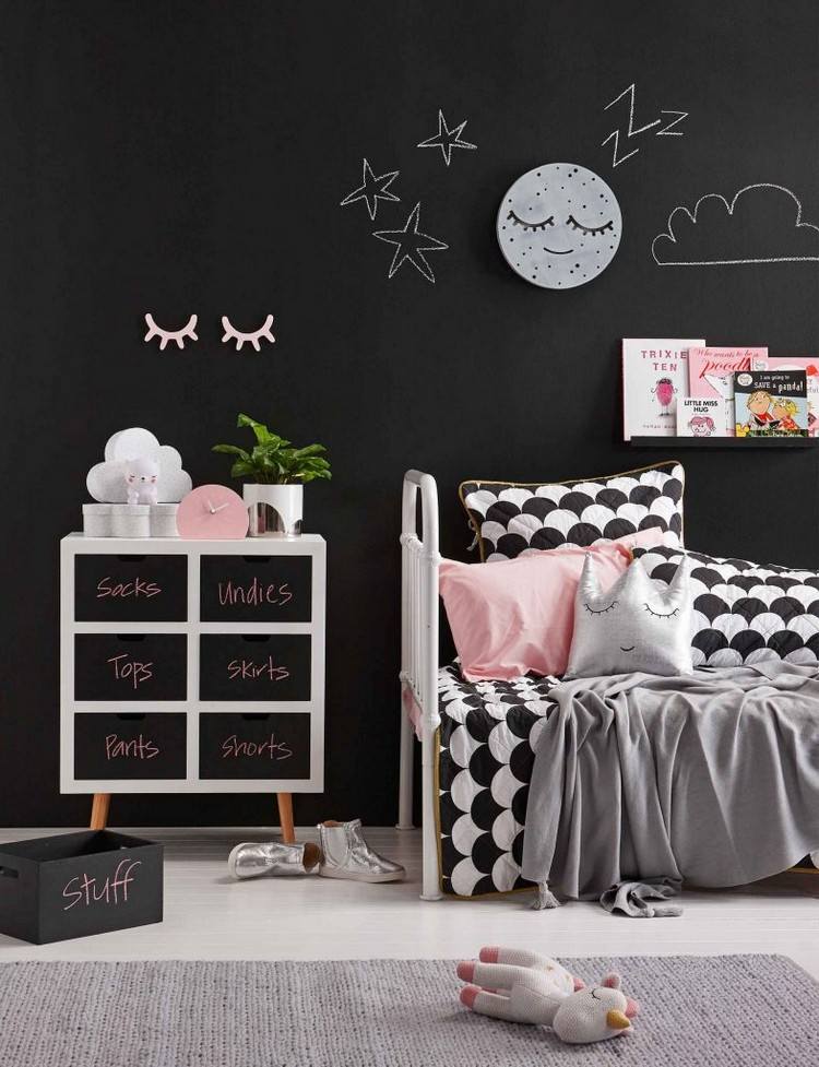 Barnrum i svart, vitt och rosa med en tavla vägg