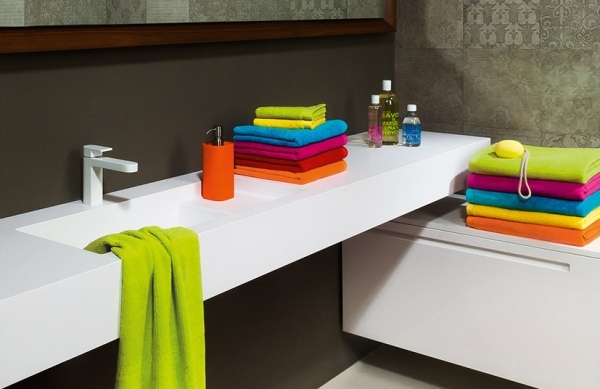 Glada badrumsdesignidéer handdukar-neonfärger tvättställsblandare rostfritt stål