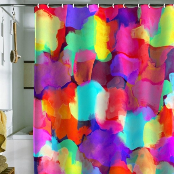 Duschdraperiets badrumstrend tenderar att vara färgstark och ogenomskinlig