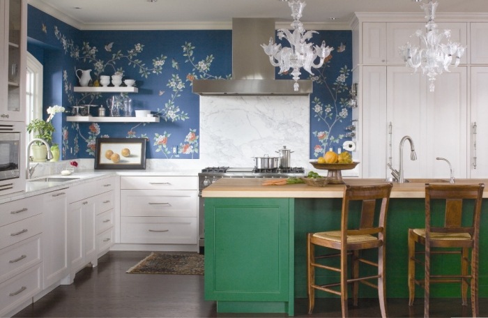 Ljuskrona-i-vitt-blomstrar-klassisk-design-vardags-kök-färger