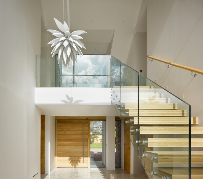 trappa-modern-ljuskrona-i-vit-trappa räcke-glas