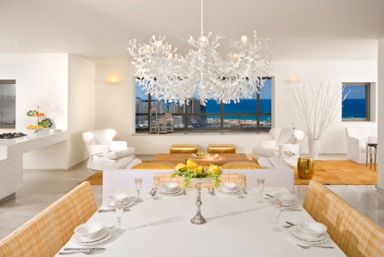 Ljuskrona-i-vit-blommig-inspirerad-idéer-lägenhet-möblering-lyxig