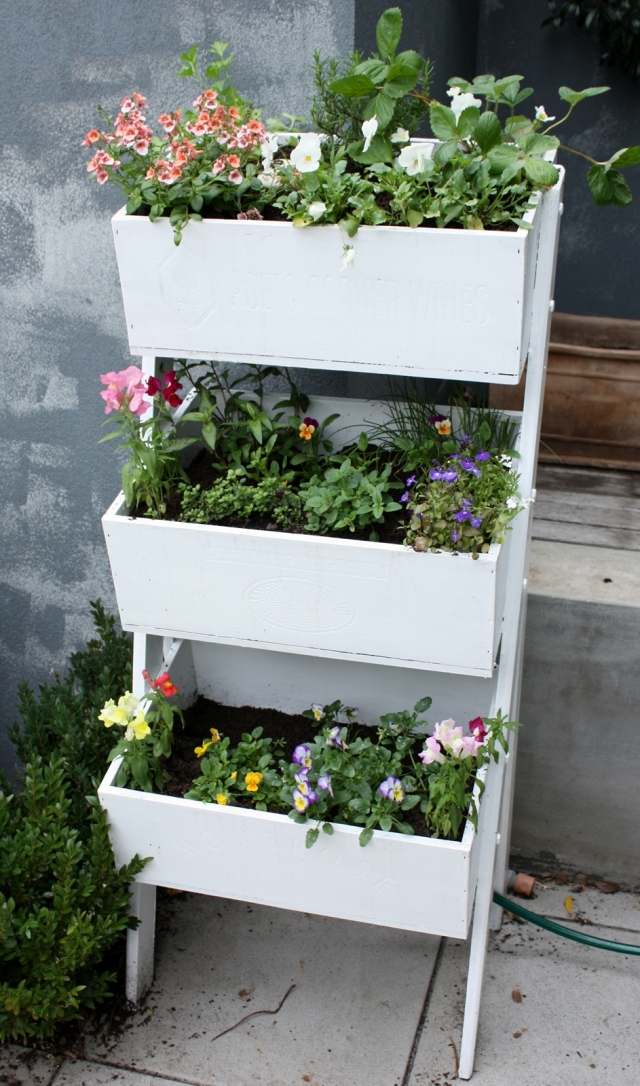örter balkong växter stå låda målad vit