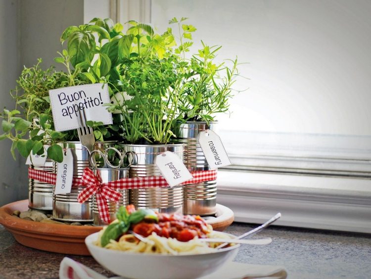örter-balkong-växter-plåtburkar-dekoration-miniatyr-trädgård-spagetti