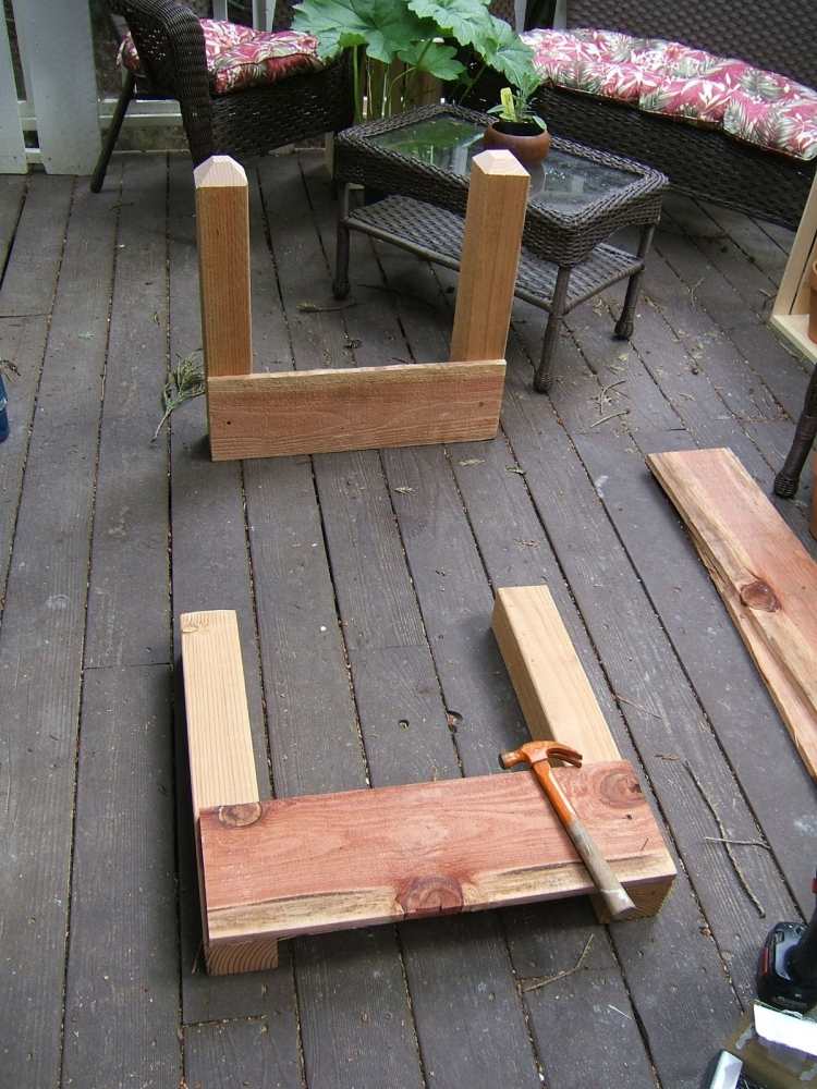 Skapa-din-egen-bygg-din-ört-upphöjda-säng-instruktioner-trä-hammare-material-hantverk