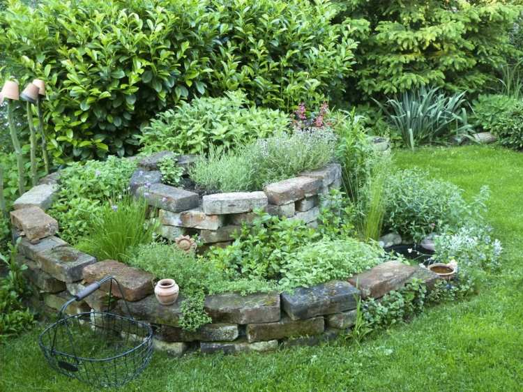 ört-spiral-byggnad-trädgård-design-små-trädgårdar-ört-växter-plantering-plan
