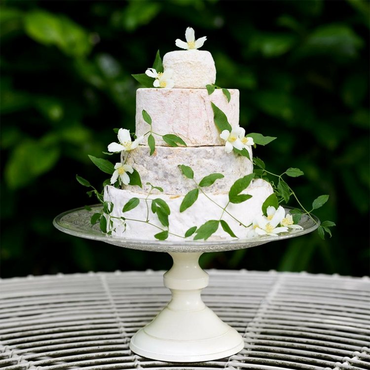 Vitostbröllopstårta, enkelt dekorerad med jasmin