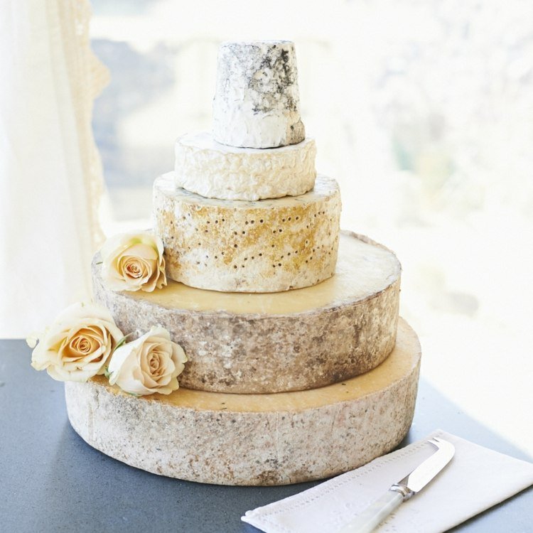 Naturliga färger för ostbröllopstårtan skapar en romantisk vintage -atmosfär
