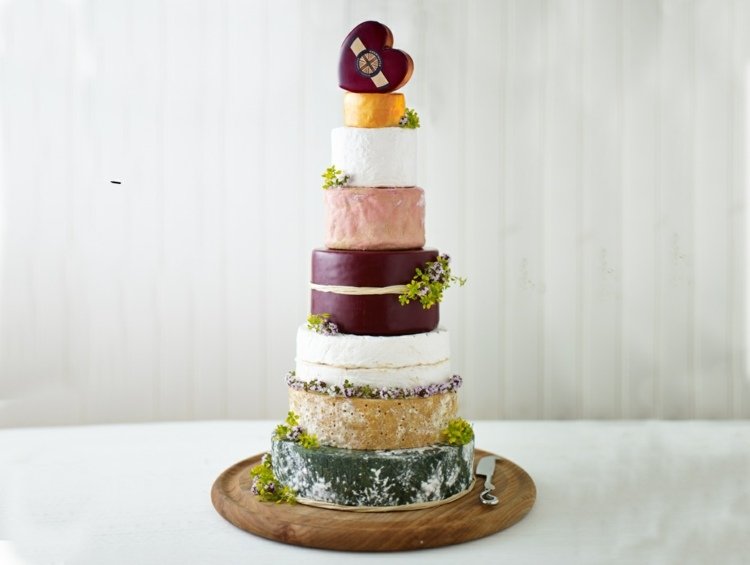 Ostbröllopstårta med färgad ostskal och en hjärtform ovanpå