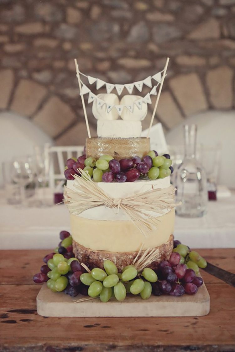 Ostbröllopstårta med tårtkrans och druvor