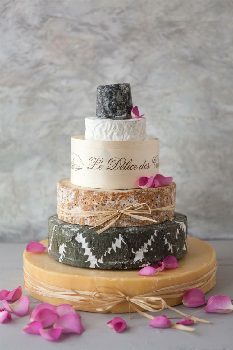 Elegant ostbröllopstårta i grått med mönstrad ostskal, beige och vitt