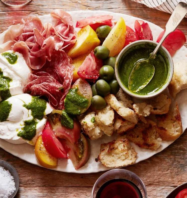 ost-tallrik-servering-bröd-gratinerad-pesto-sked-mozzarella-tomat-skivad-oliver-salami-skinka-salt-vin-10