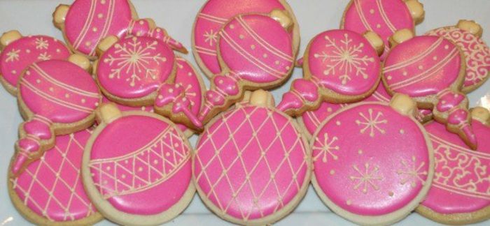 Pepparkakor-med-glasyr-i-rosa