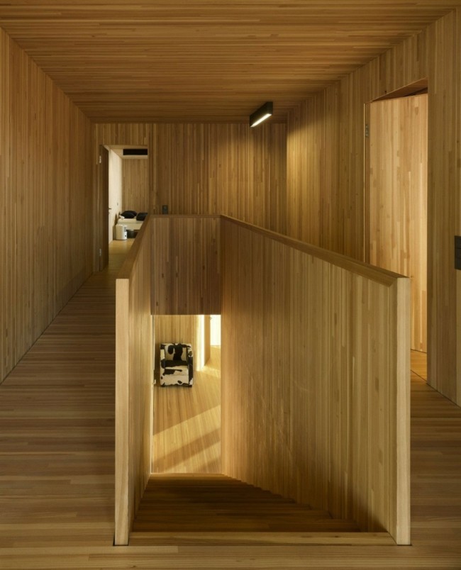 Interiör design trätrappa räcke tre våningar
