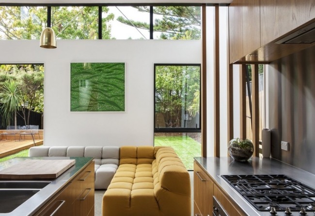 Inredning lägenhet-hus kubliknande soffuppsättning gul beige glasvägg Nya Zeeland