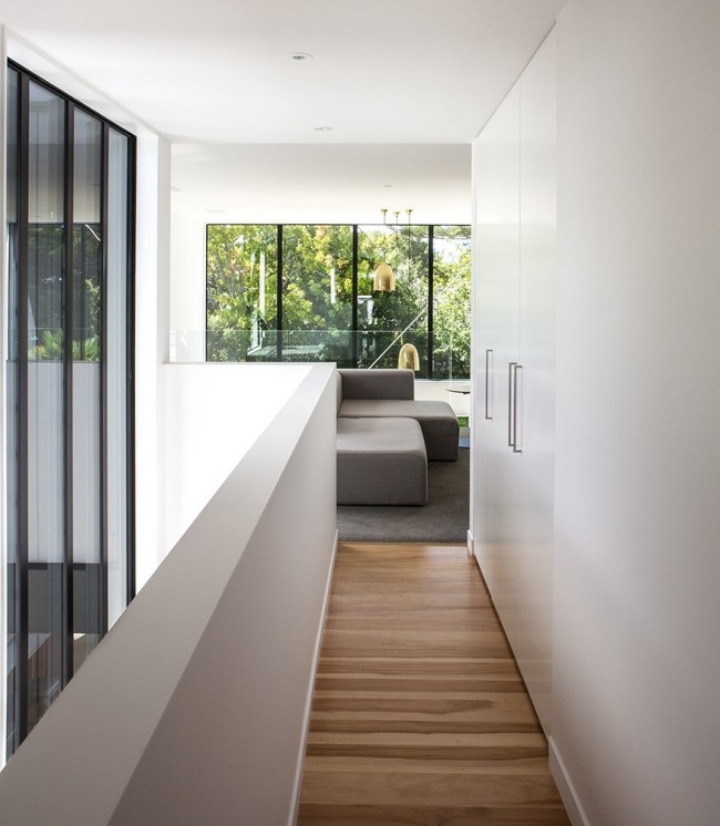 Vit korridor-mezzanin golv förlängning-trä golvbeläggning-glasväggar