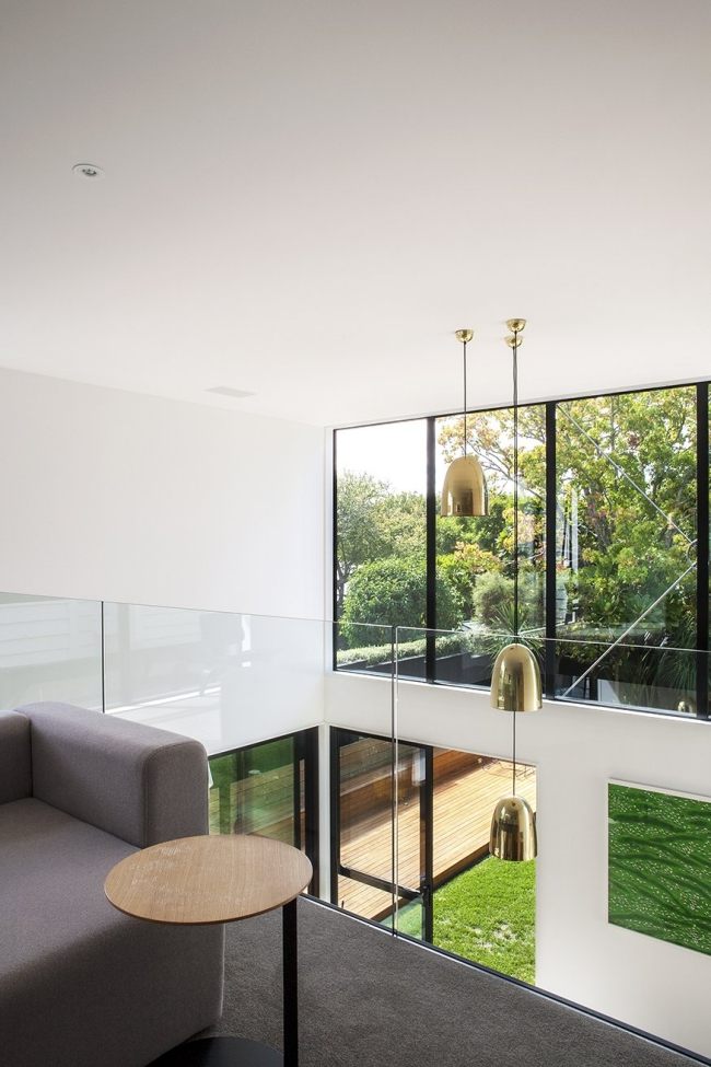 Kubus hus inredning-hängande lampa soffa-glas räcke fönster vägg