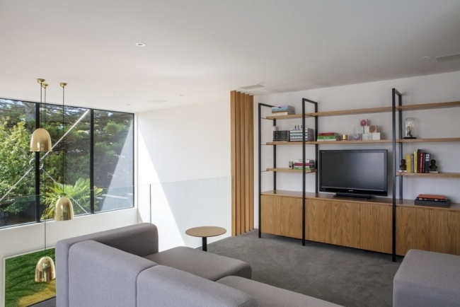 Väggsystem design plattskärms-TV trend möbler-plywood glasräcke soffa-grå