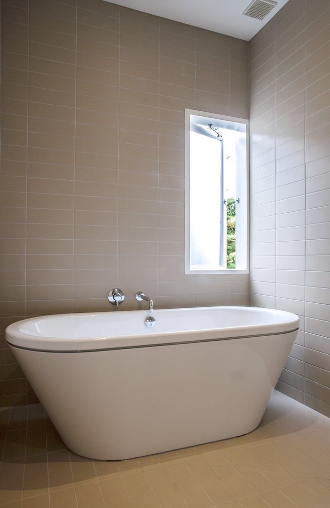 Keramiska badrumsplattor, beige badkardesign, akrylhus, Nya Zeeland