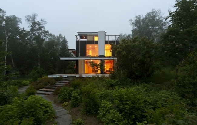 Hus med pensionat-i ​​skogen-garage solpaneler-noll energi solceller