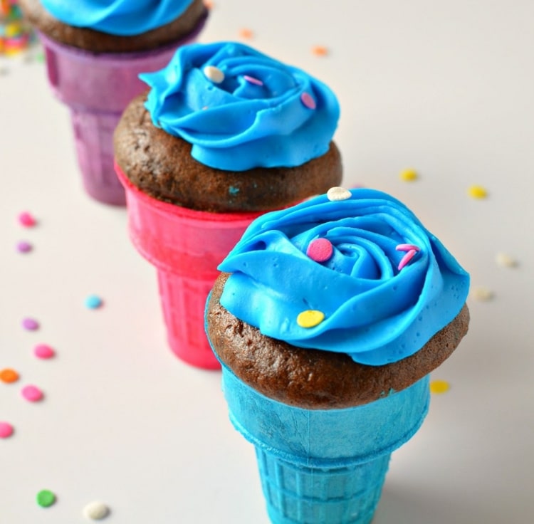 Grädda muffins i färgade glassbitar och dekorera med blått smörkräm