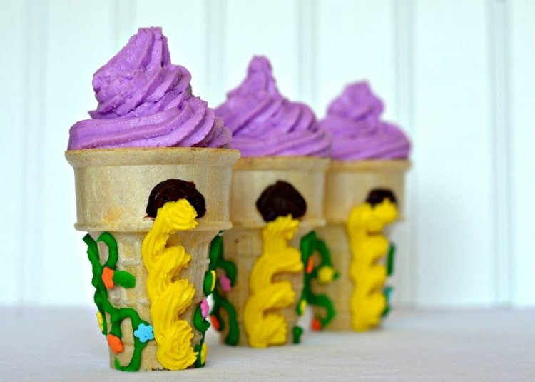 Muffins i våffelkoppar utformade i färgerna på Disneys Rapunzel