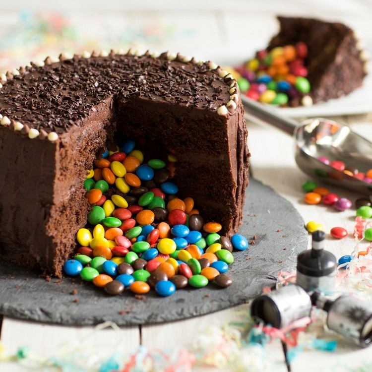 Tårta med ett överraskande m-och-m-tårta-överraskning-tårta-recept