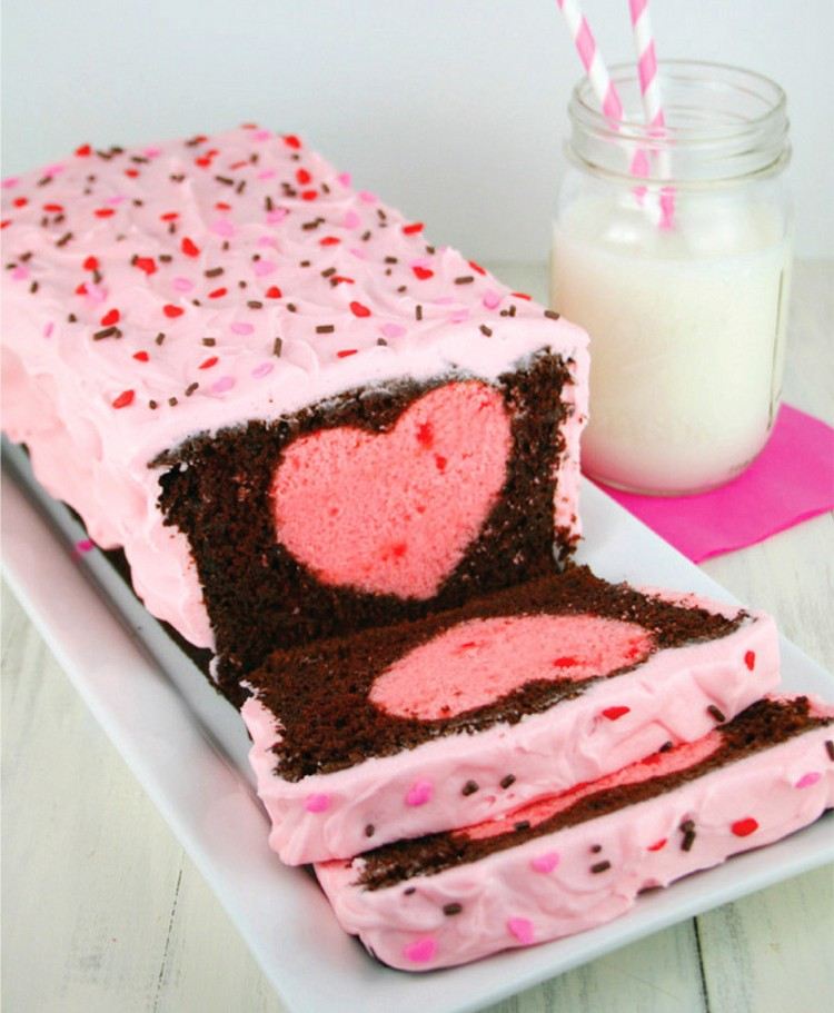 Tårta med en överraskningslåda-tårta-med-hjärt-alla hjärtans dag
