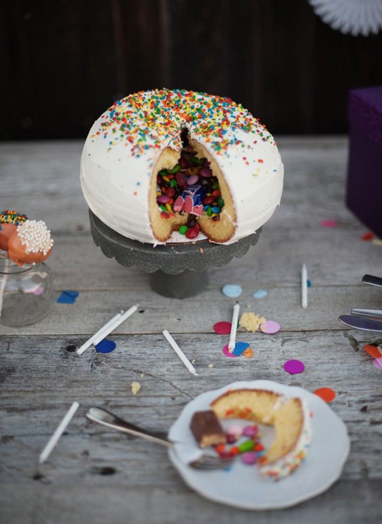 Tårta med överraskande fyllning-godis-smarties