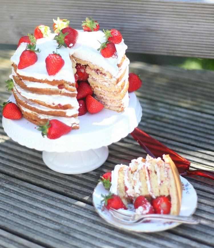 tårta-med-en-överraskning-sommar-jordgubbe-tårta-fyllning