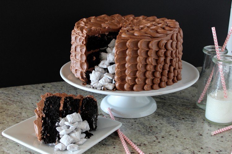 tårta-med-en-överraskning-överraskning-tårta-recept-choklad-tårta-fyllning