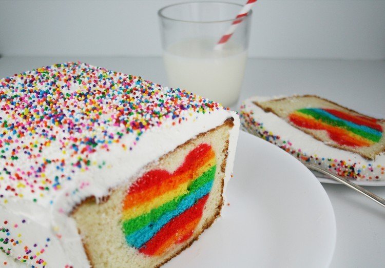 tårta-med-en-överraskning-regnbåge-hjärta-i-kakan-receptet